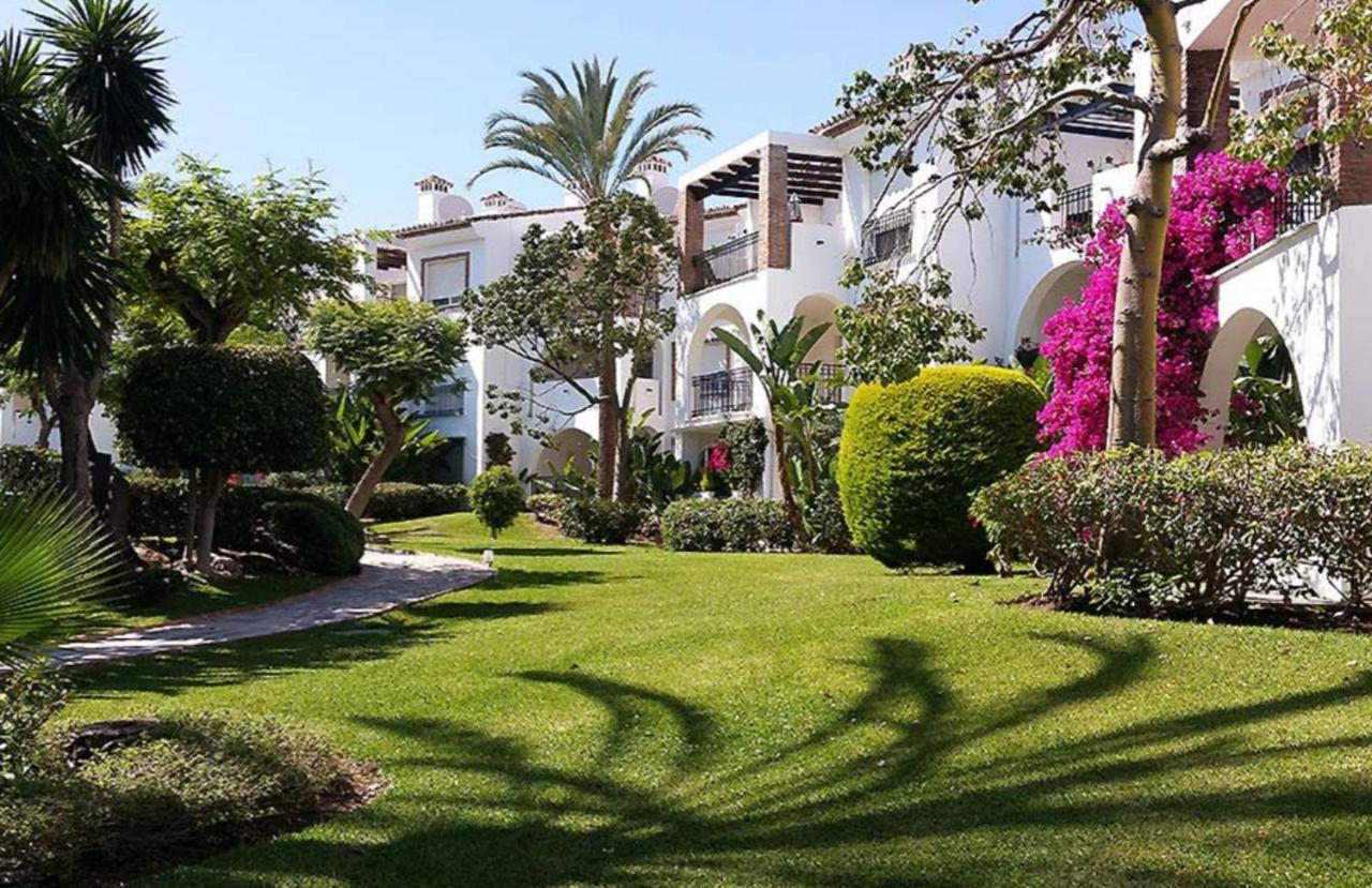 Beachfront 4-bed Pet-friendly Poolside Flat